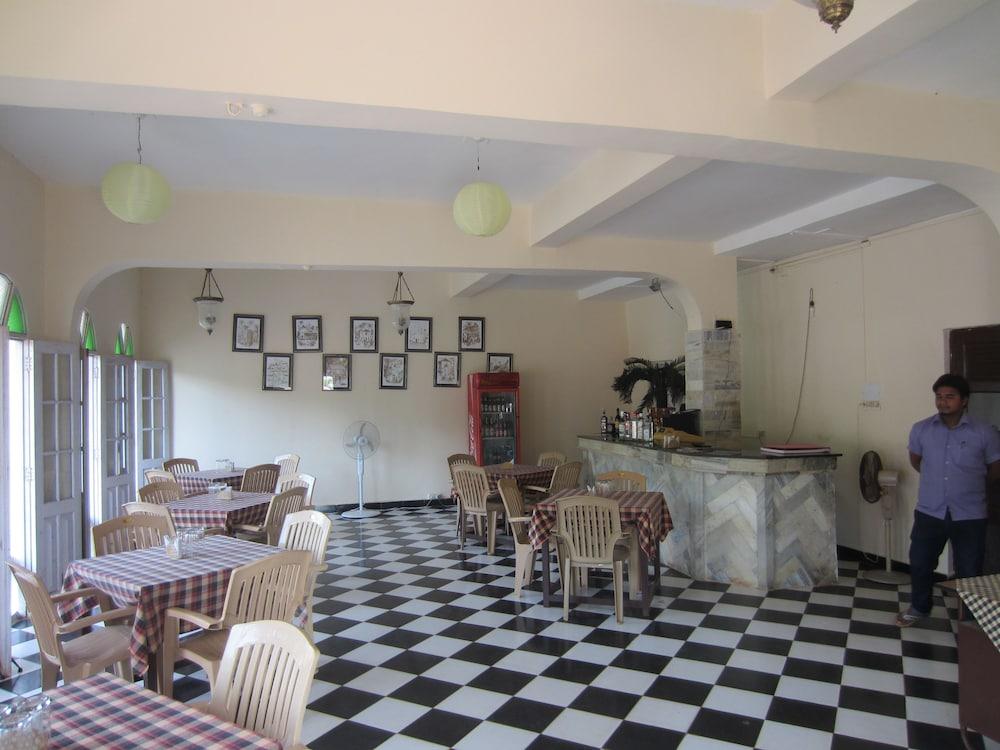 Hotel Riverside Baga Exterior photo